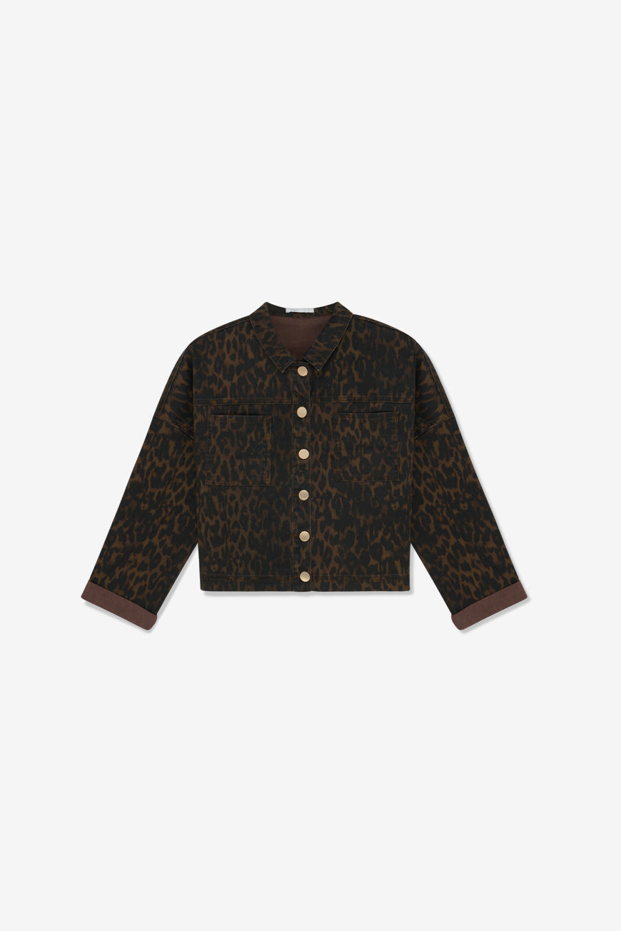 Veste Pamela imprimé léopard crop boutonnée, packshot produit à plat sur fond blanc.