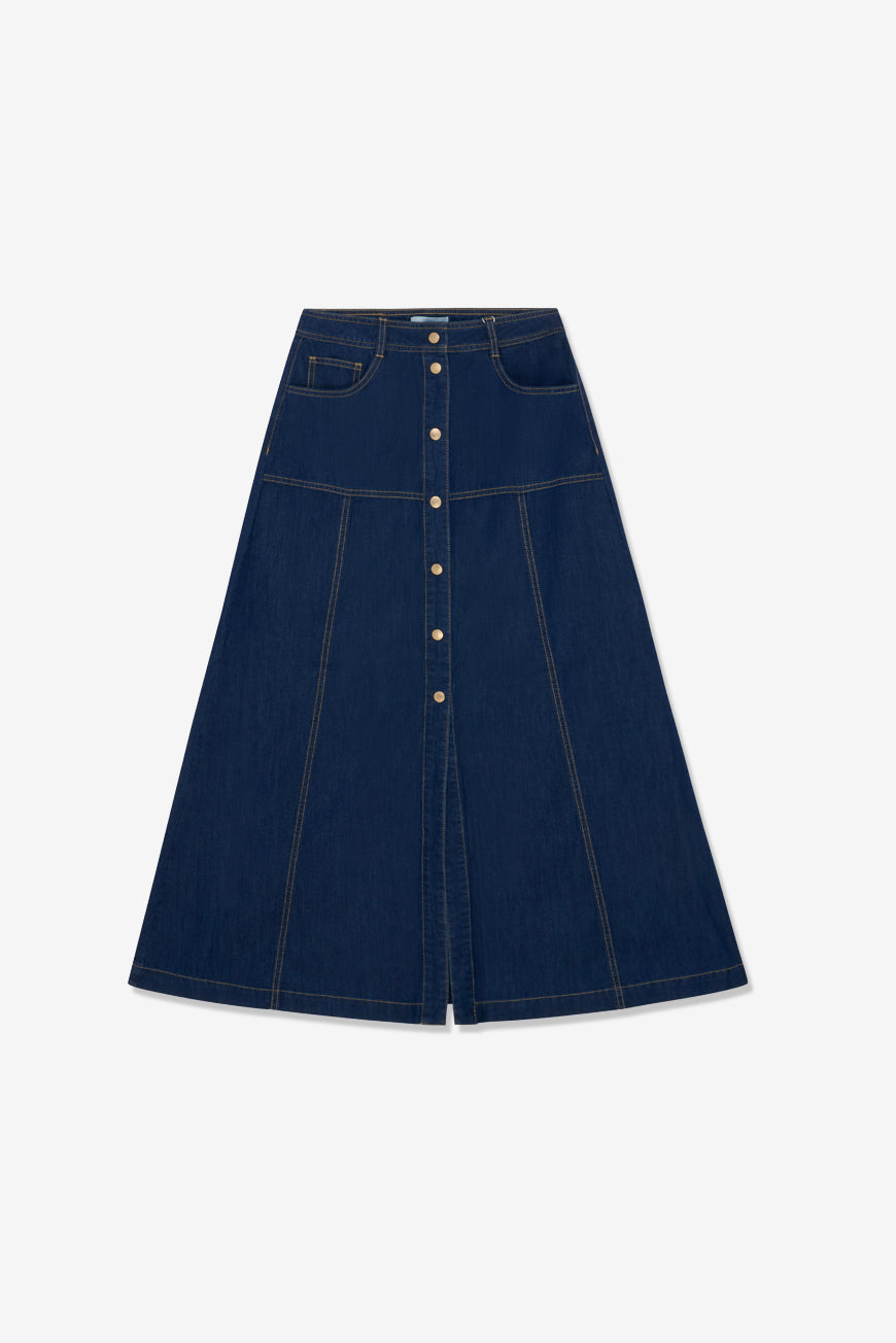 Jupe Prissie longue en jean brut boutonnée, packshot produit à plat sur fond blanc.