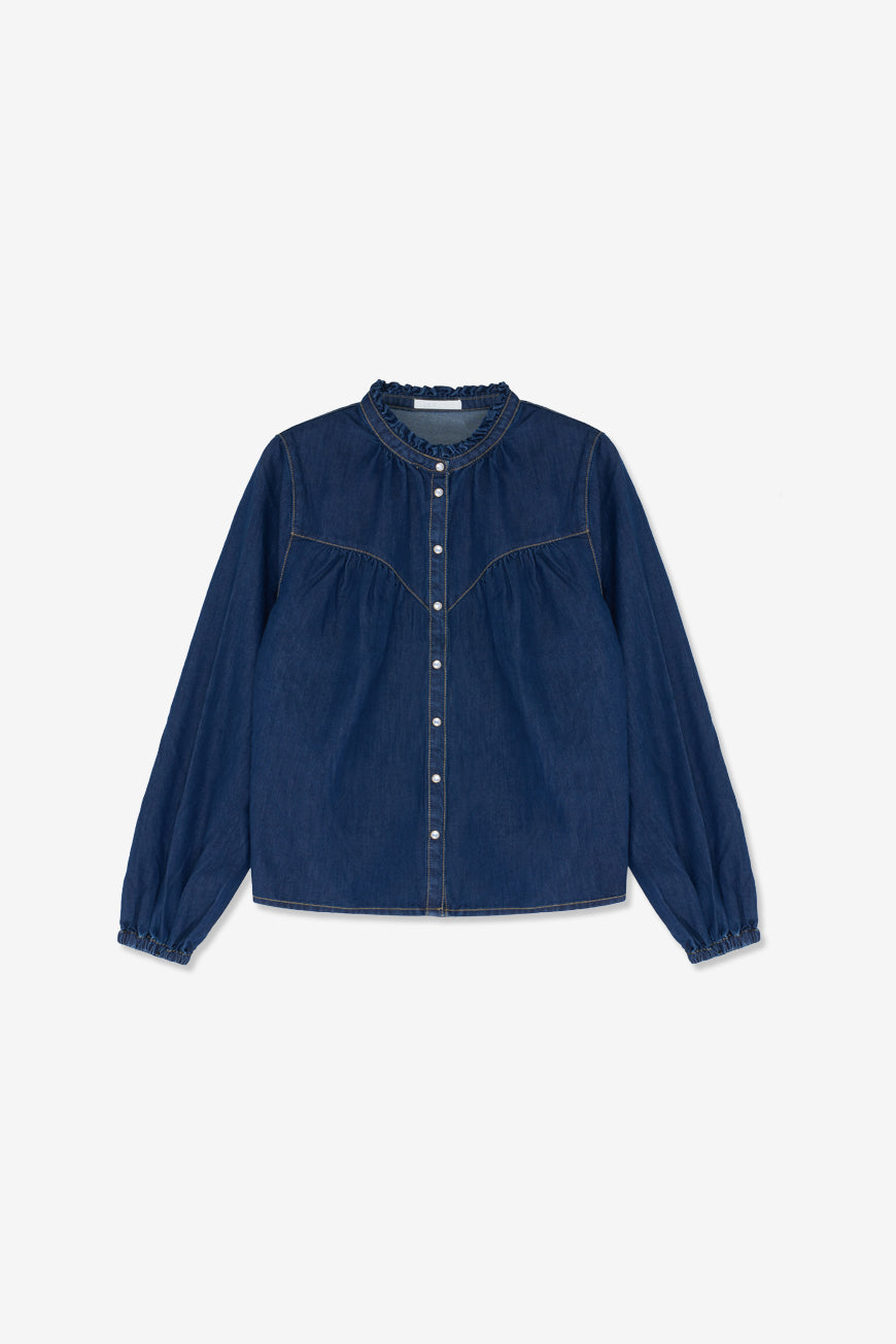 Blouse Pernille en jean brut à col froncé et manches bouffantes, packshot produit à plat sur fond blanc.