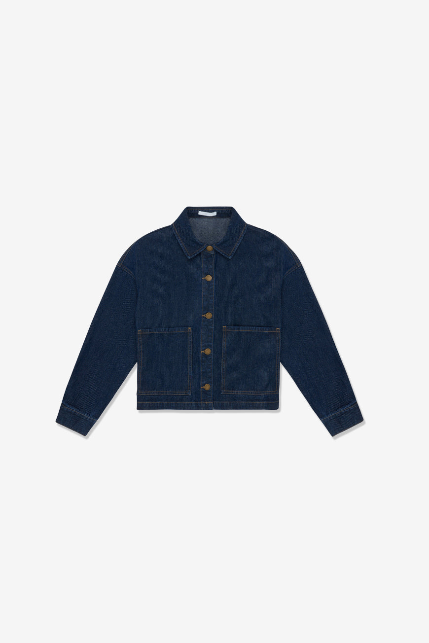 Veste Nawelle en jean brut rayures fines boutonnée, packshot produit à plat sur fond blanc.