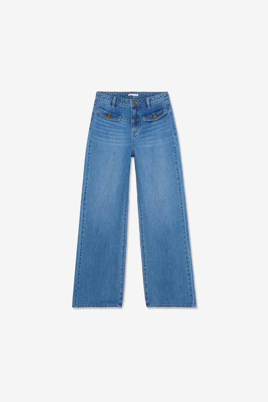Pantalon Prew bleu large à poches à rabat boutonnées, packshot produit à plat sur fond blanc.