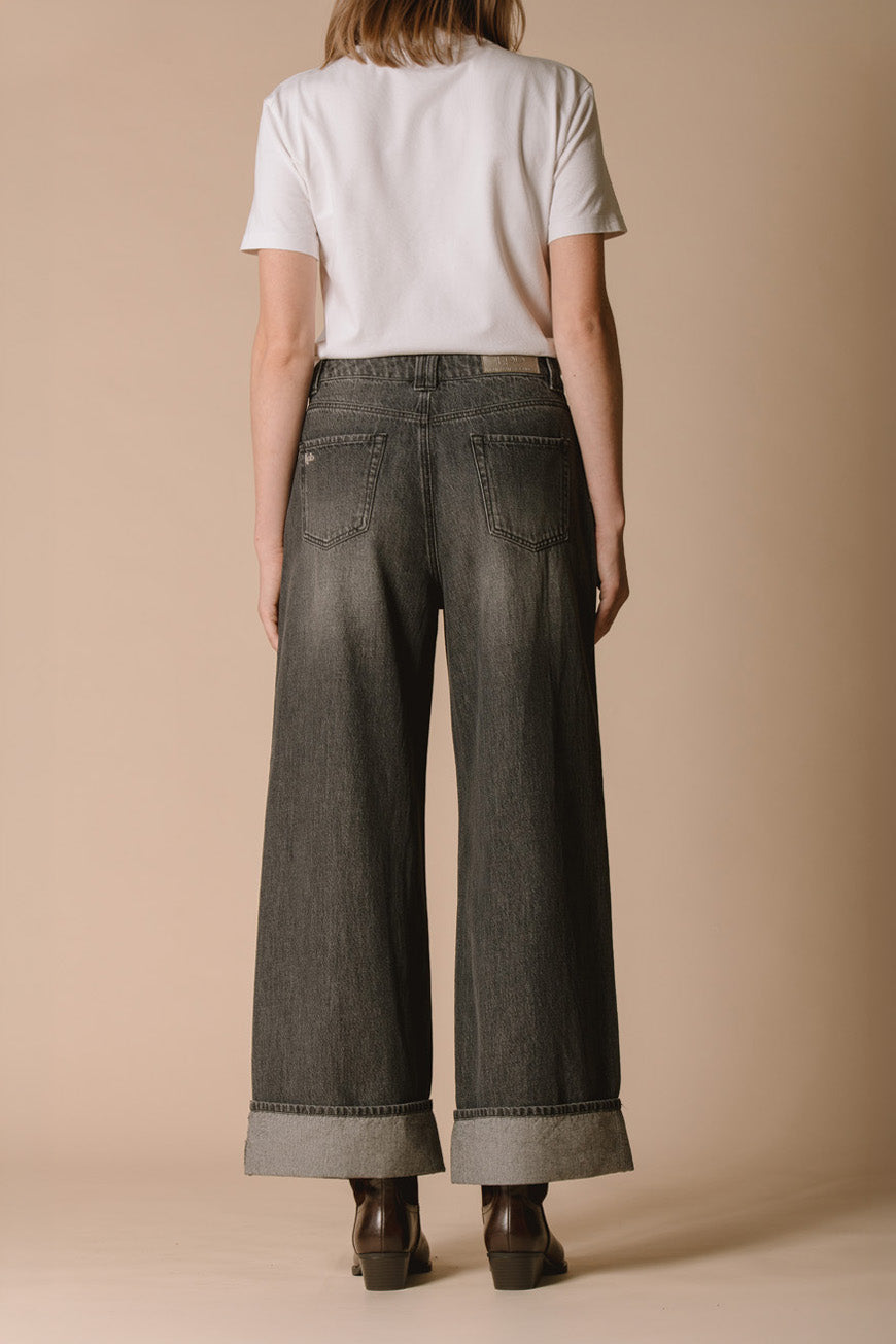 Pantalon Jonah noir délavé large vue de dos, porté avec des bottines marron.
