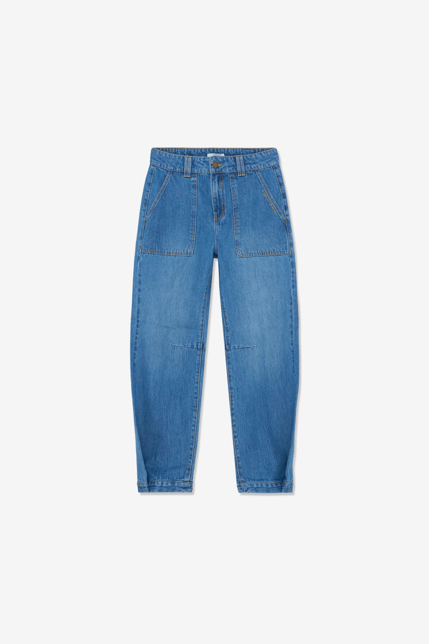 Pantalon Polonie bleu à poches plaquées et ourlet resserré, packshot produit à plat sur fond blanc.