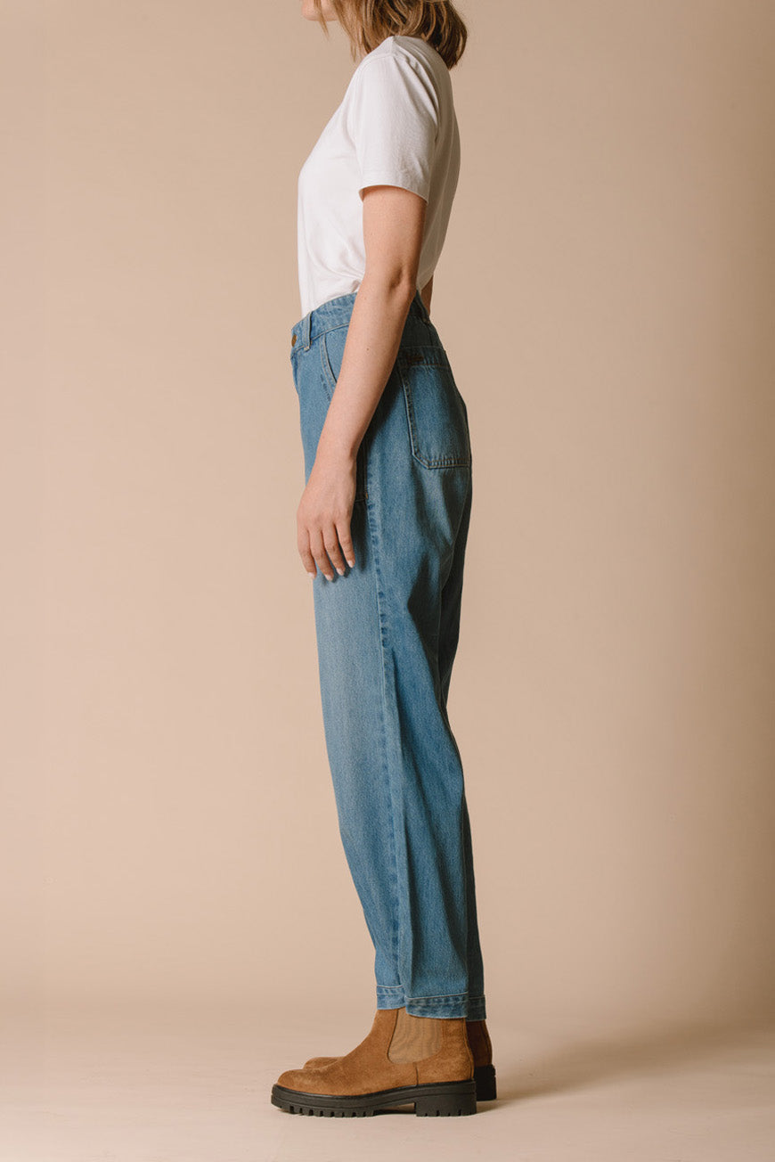 Pantalon Polonie bleu vue de profil, porté avec un tee-shirt blanc.