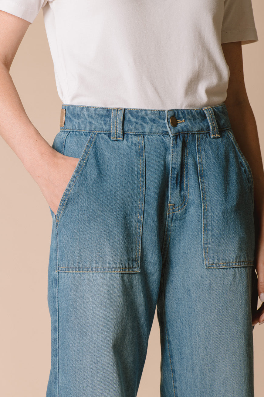 Détail de la taille et des poches plaquées du pantalon Polonie bleu.