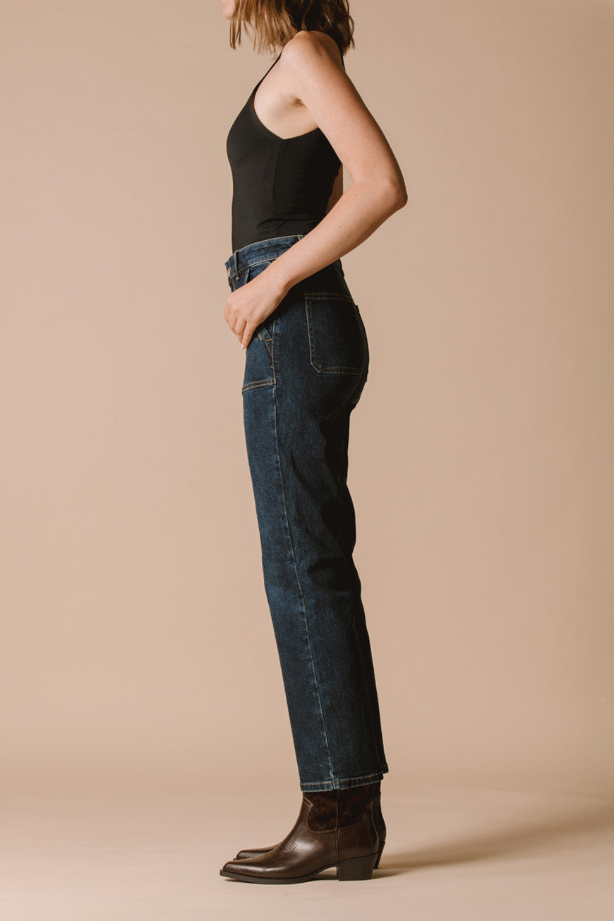 Jean bootcut Indiana crop vue de profil, porté avec des santiags marron.