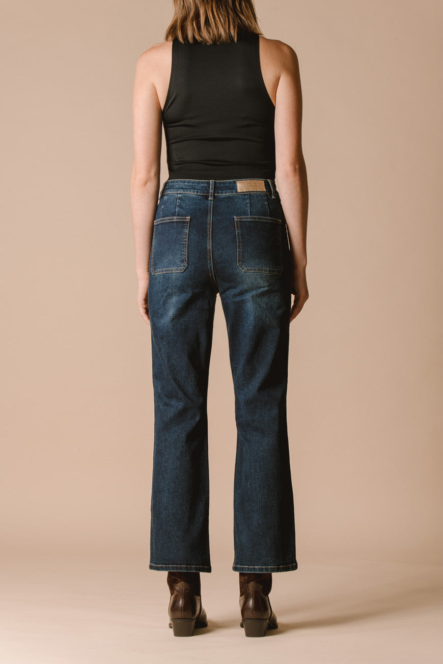 Jean bootcut Indiana crop vue de dos, porté avec des santiags marron.