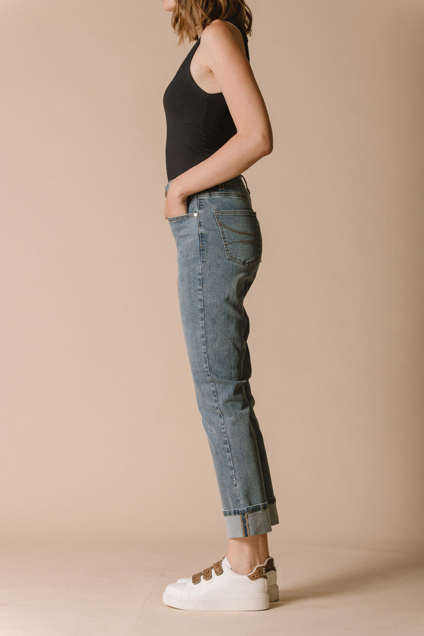 Jean Kate délavé coupe droite, vue de profil avec la main dans la poche
