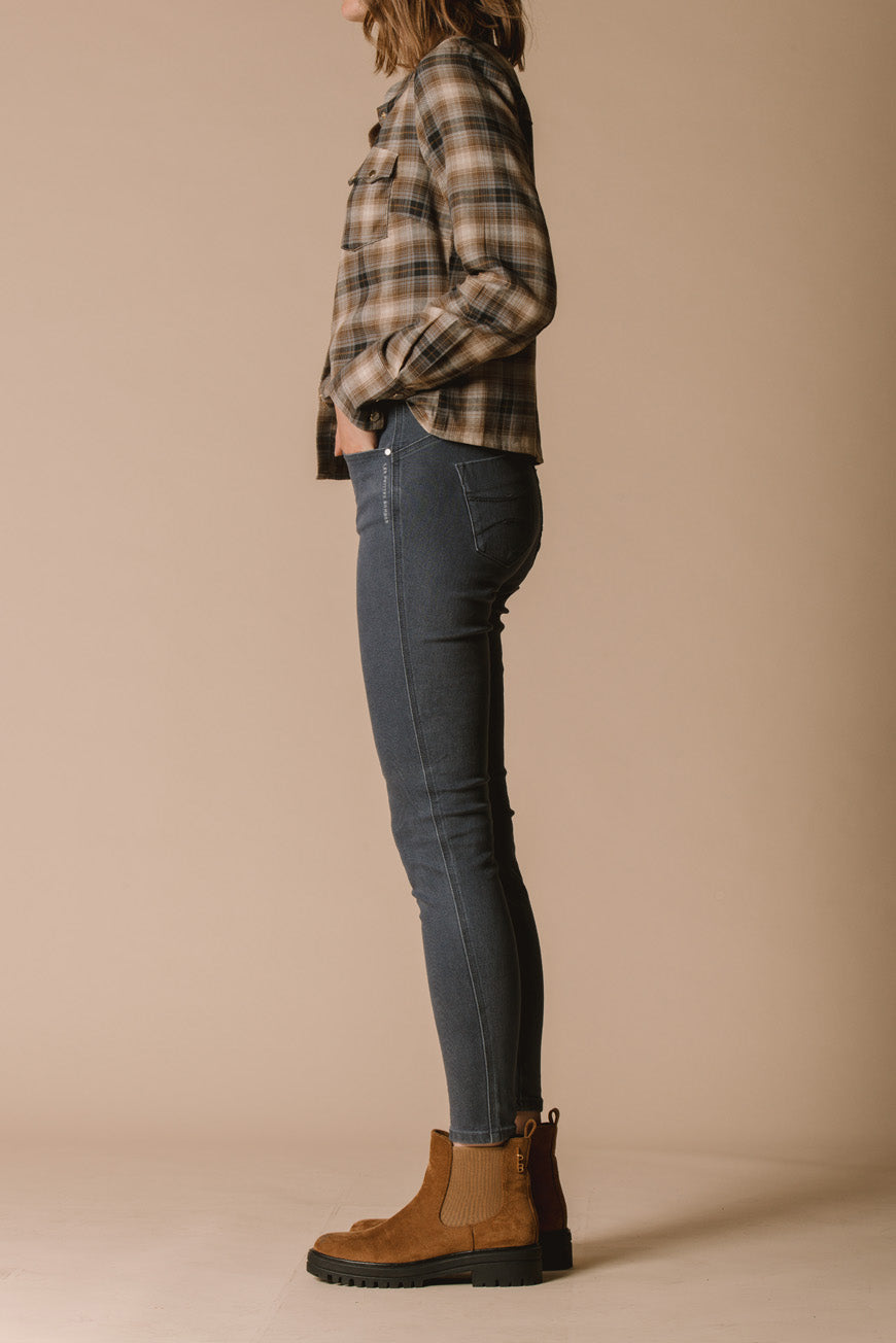 Jean skinny Blondie gris foncé vue de profil, porté avec des bottines camel.