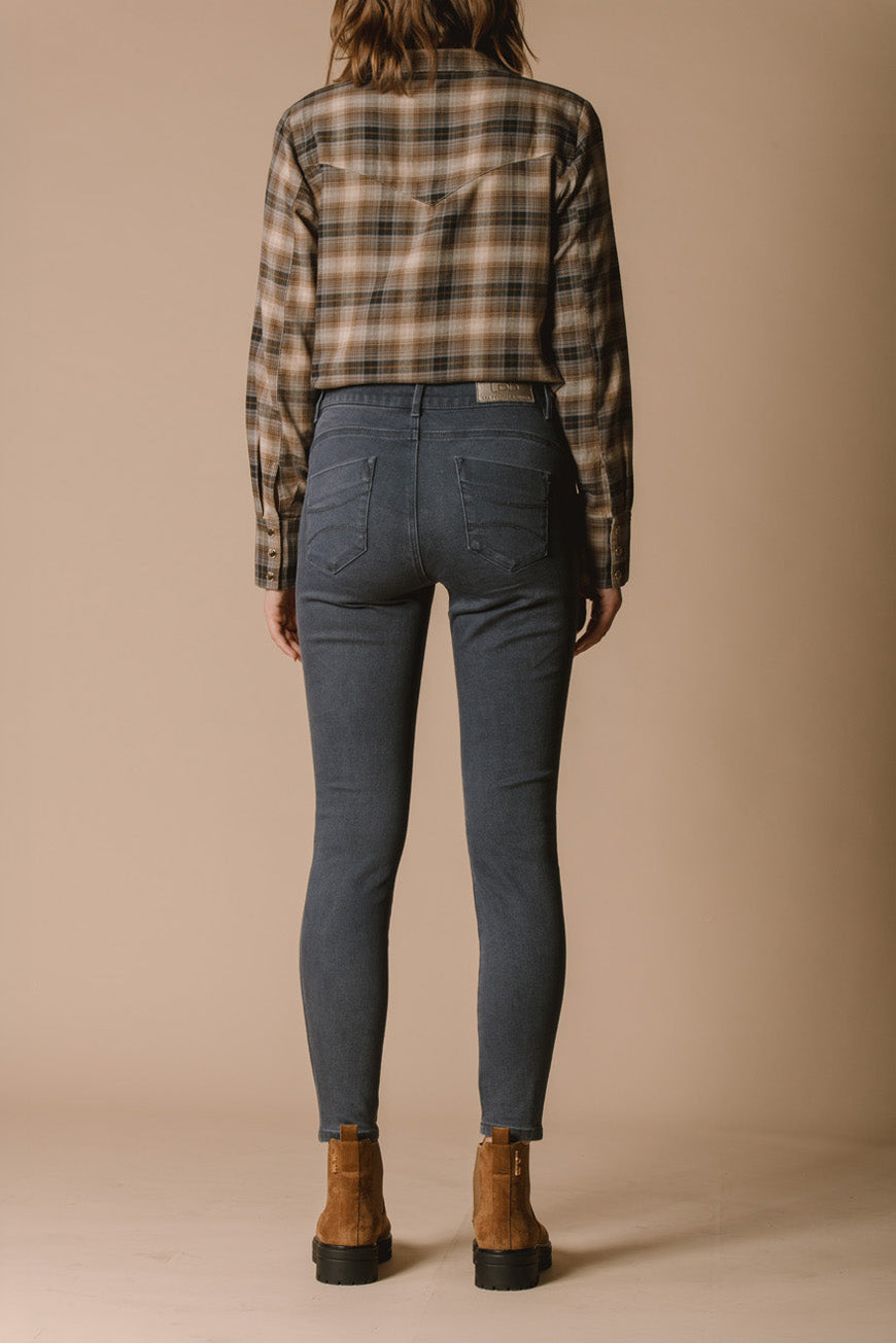 Jean skinny Blondie gris foncé vue de dos, porté avec une chemise à carreaux et des bottines camel.