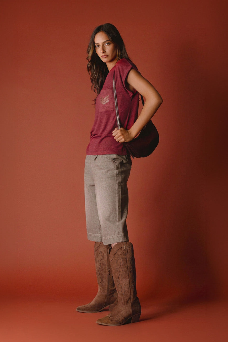 Tee-shirt Noumea bordeaux porté avec un bermuda taupe et des bottes santiags camel