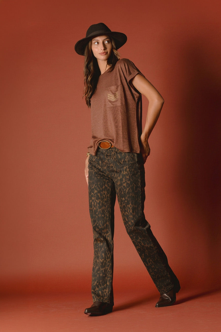 Tee-shirt Noumea marron porté avec un pantalon imprimé léopard et une ceinture cognac