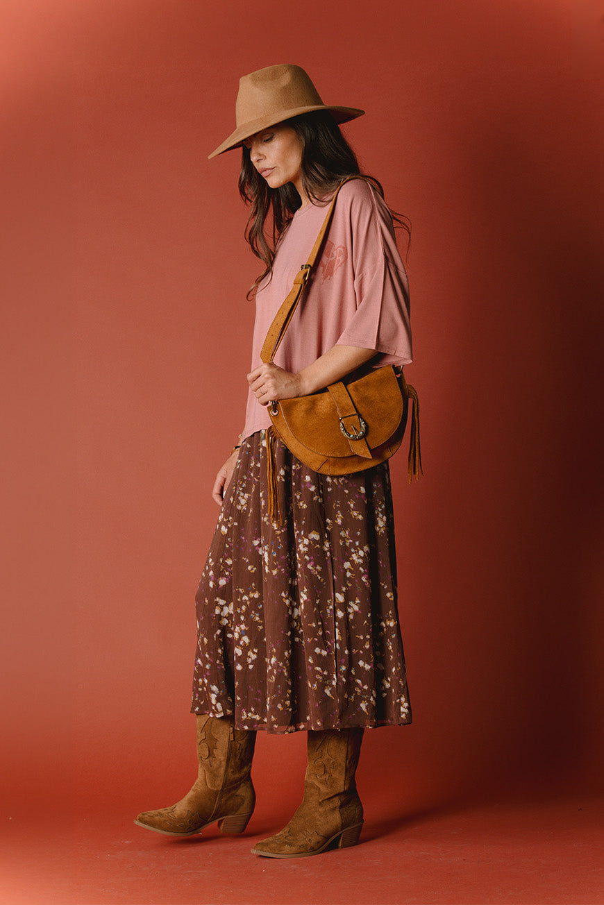 Tee-shirt Paris rose oversize porté de profil avec des santiags camel