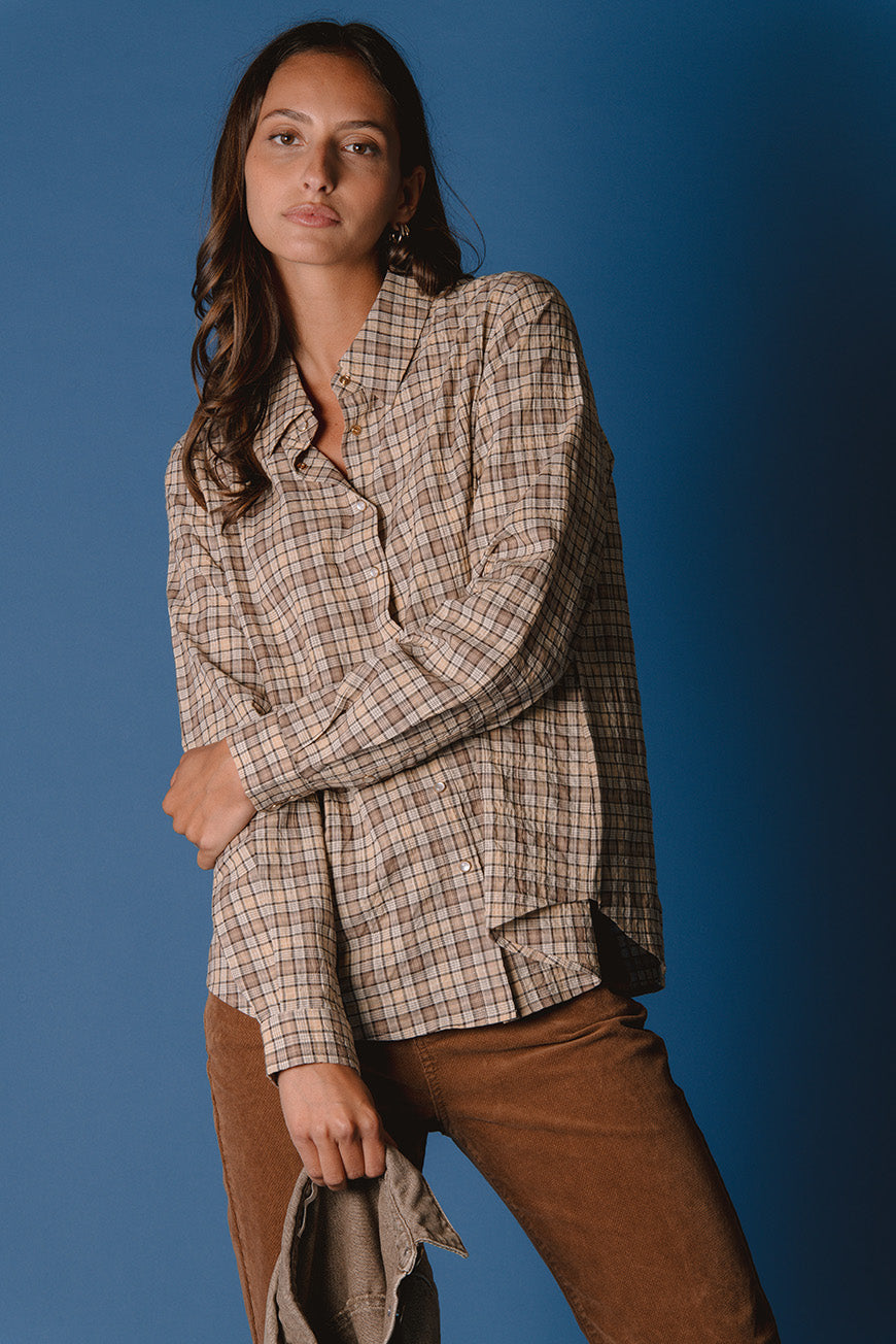 Chemise Nelia à carreaux beige et marron, portée avec un pantalon en velours camel