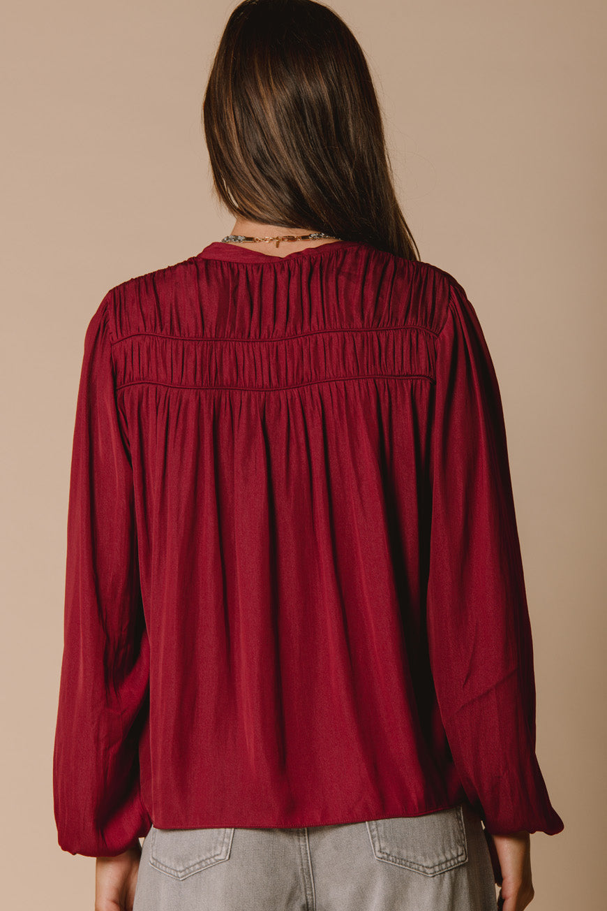 Blouse Palmina bordeaux en satin portée de dos