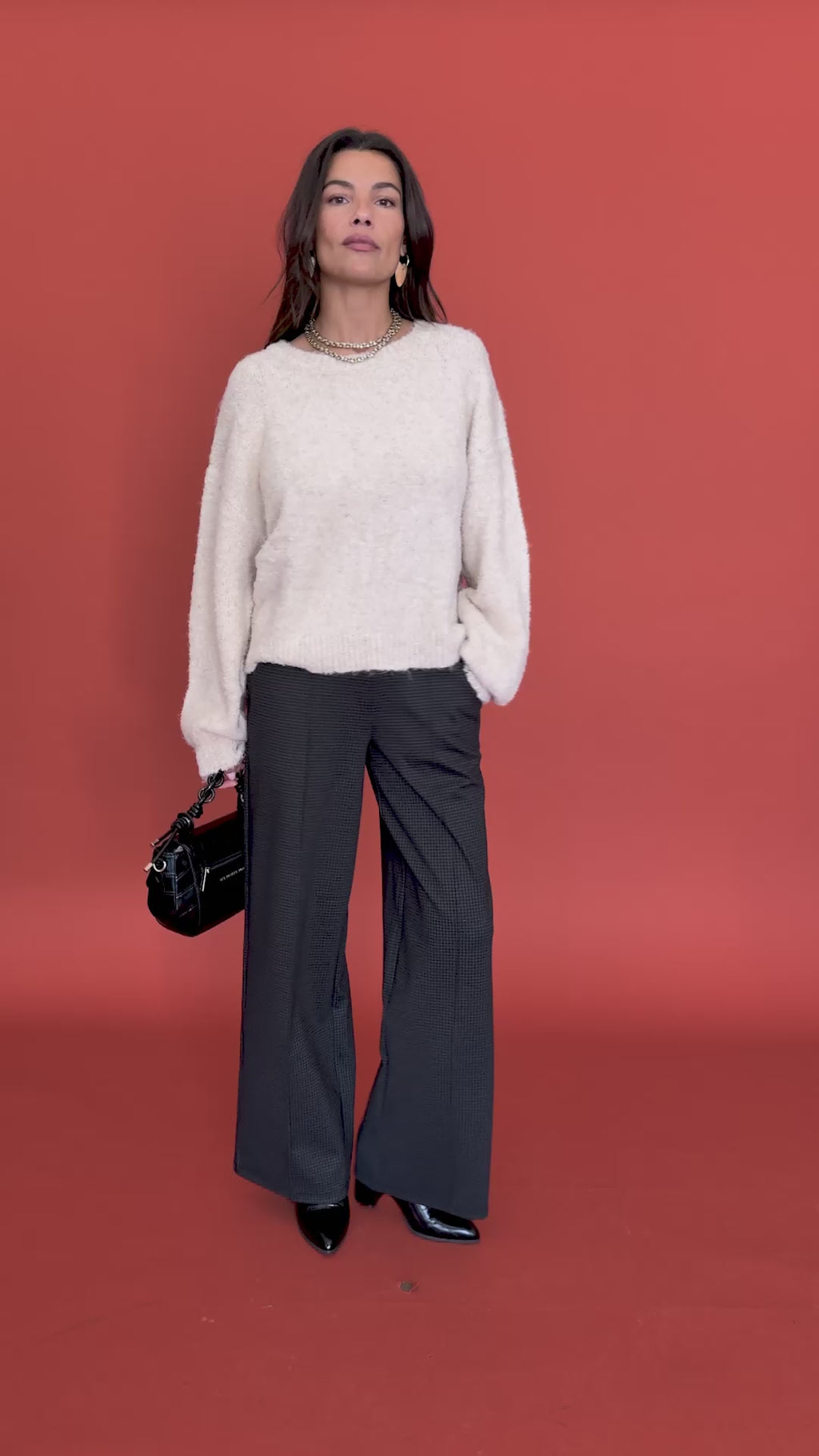 Pull Meliana beige et pantalon Philippa Dundee noir