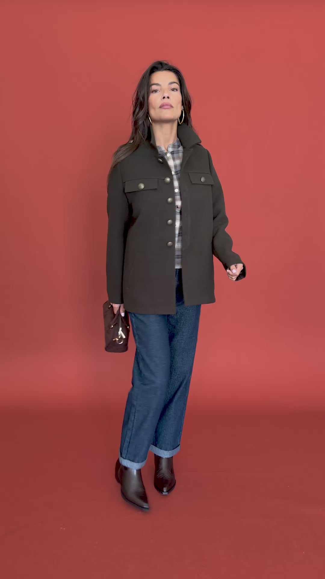 Manteau Provence kaki, chemise Pina carreaux brun et pantalon Nathaele brut