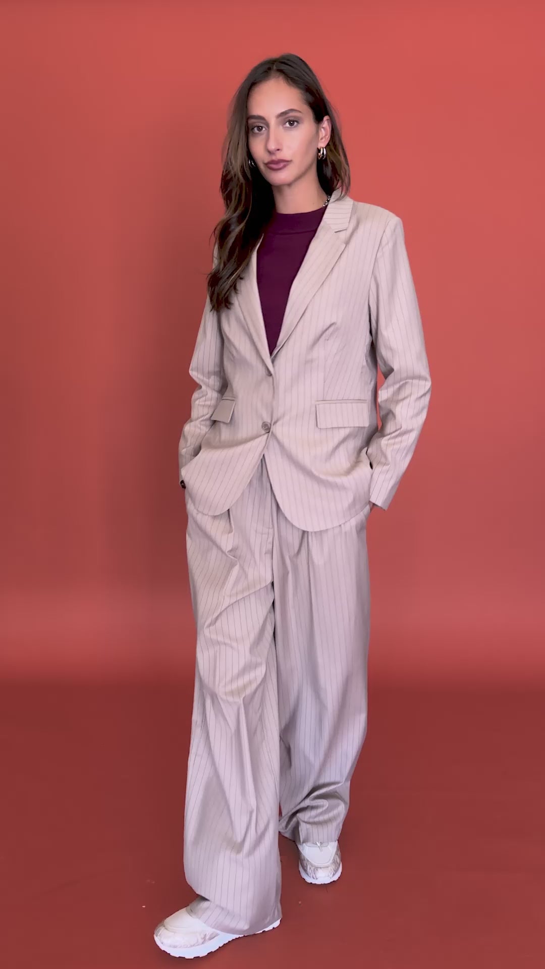 Veste Paule brun rayures, pantalon Jennefer brun rayures et pull Marina bordeaux