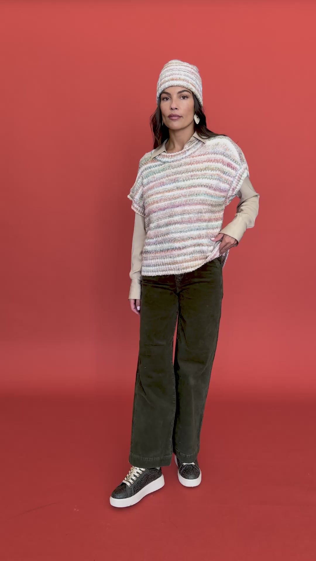 Pantalon Isore kaki, pull Jelila multico rayures et chemise Esra taupe