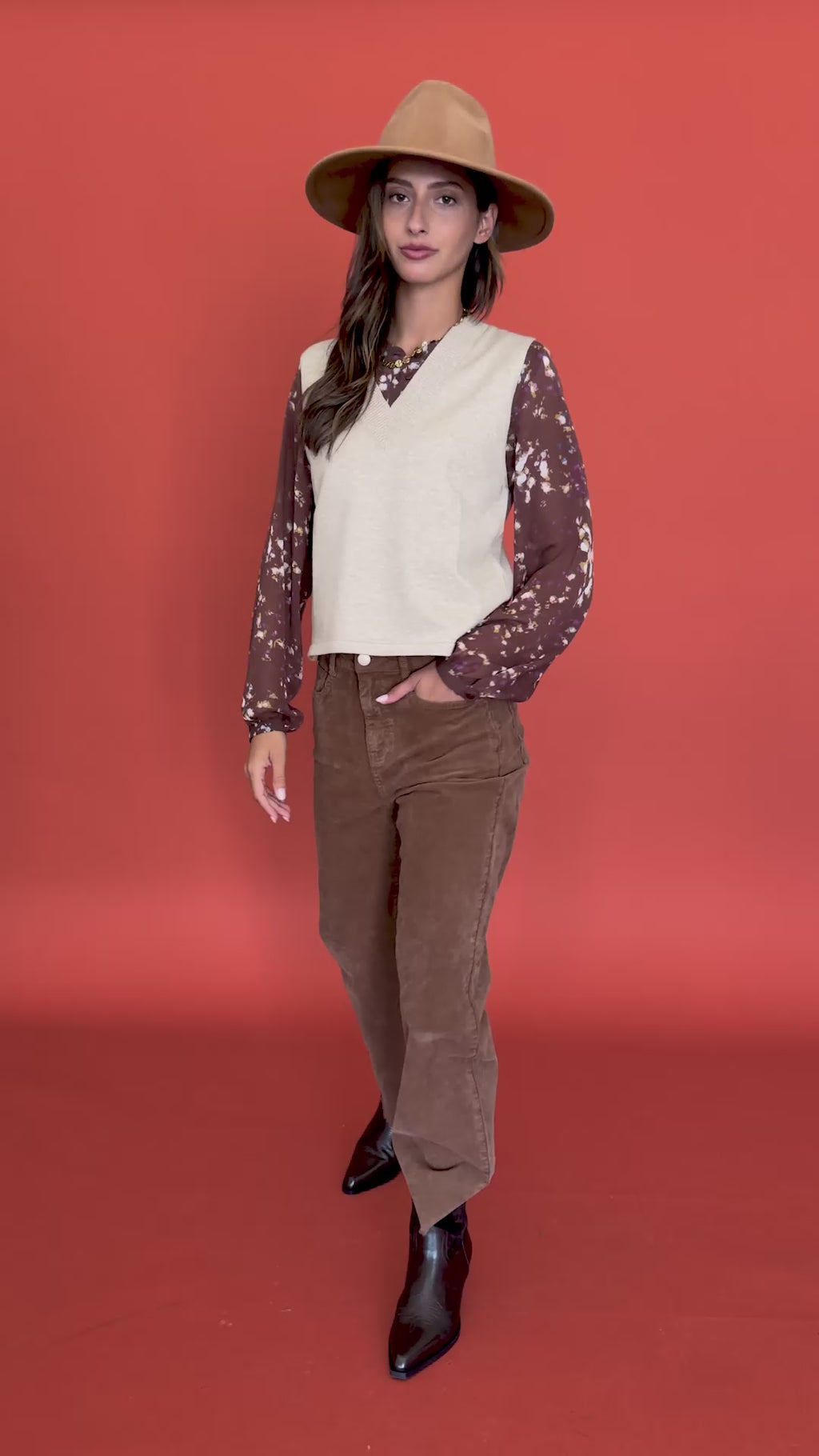 Pull Pensée sable, chemise Pepina print Art et pantalon Paulina choco