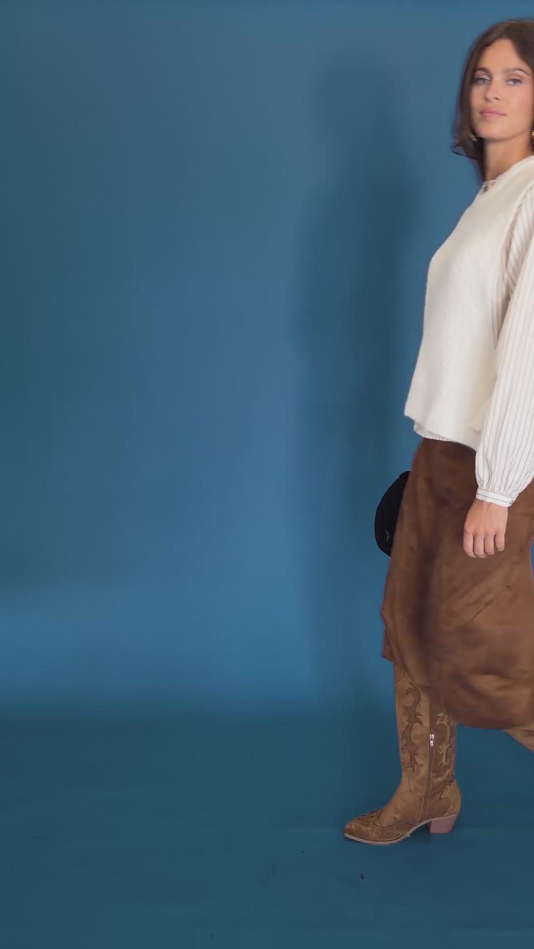 Jupe Mariannick brun, chemise Pepina craie rayures et gilet Maurane blanc