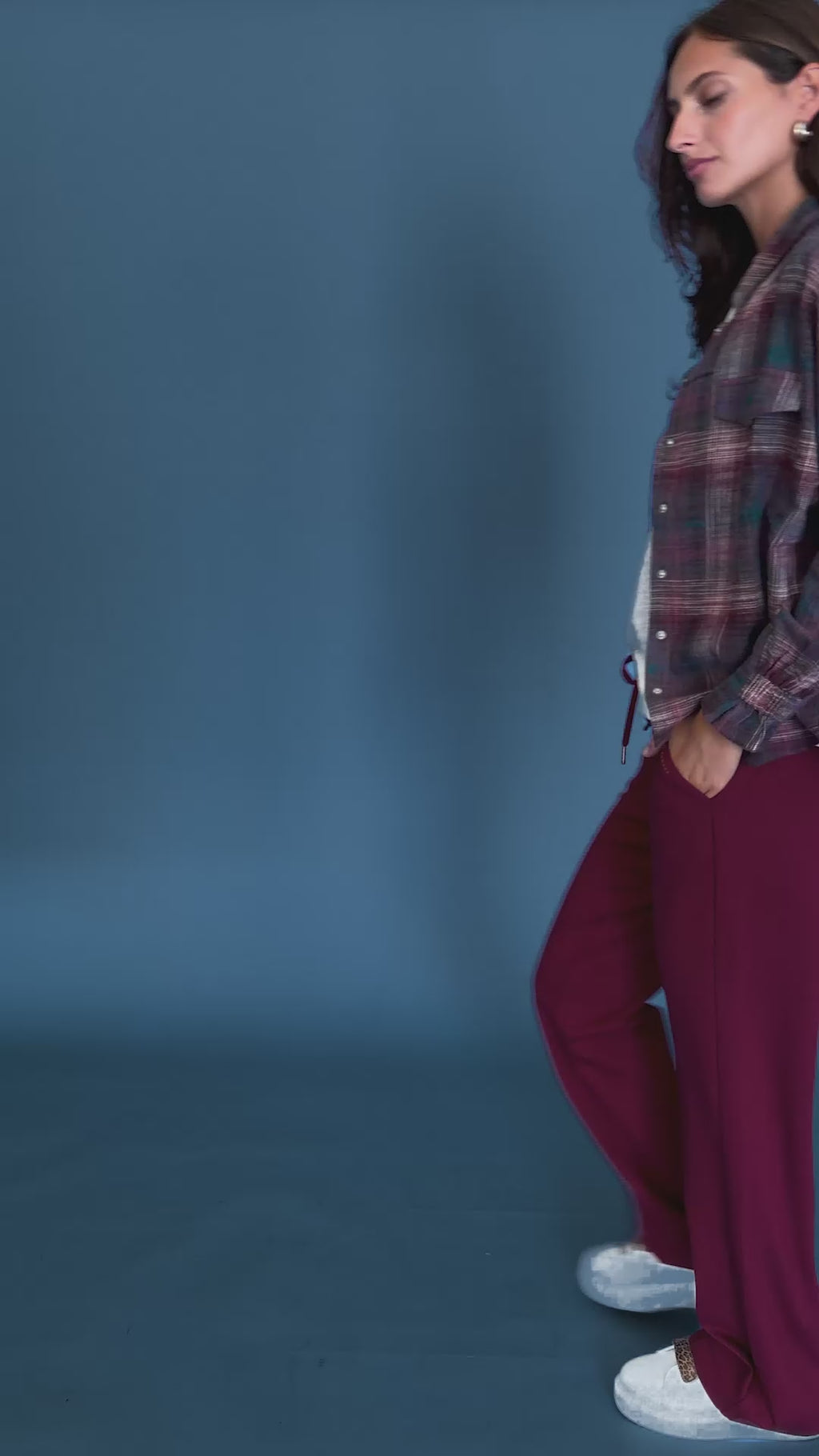 Pantalon Paulia bordeaux, tee-shirt Noumea blanc et chemise Perihan carreaux plum