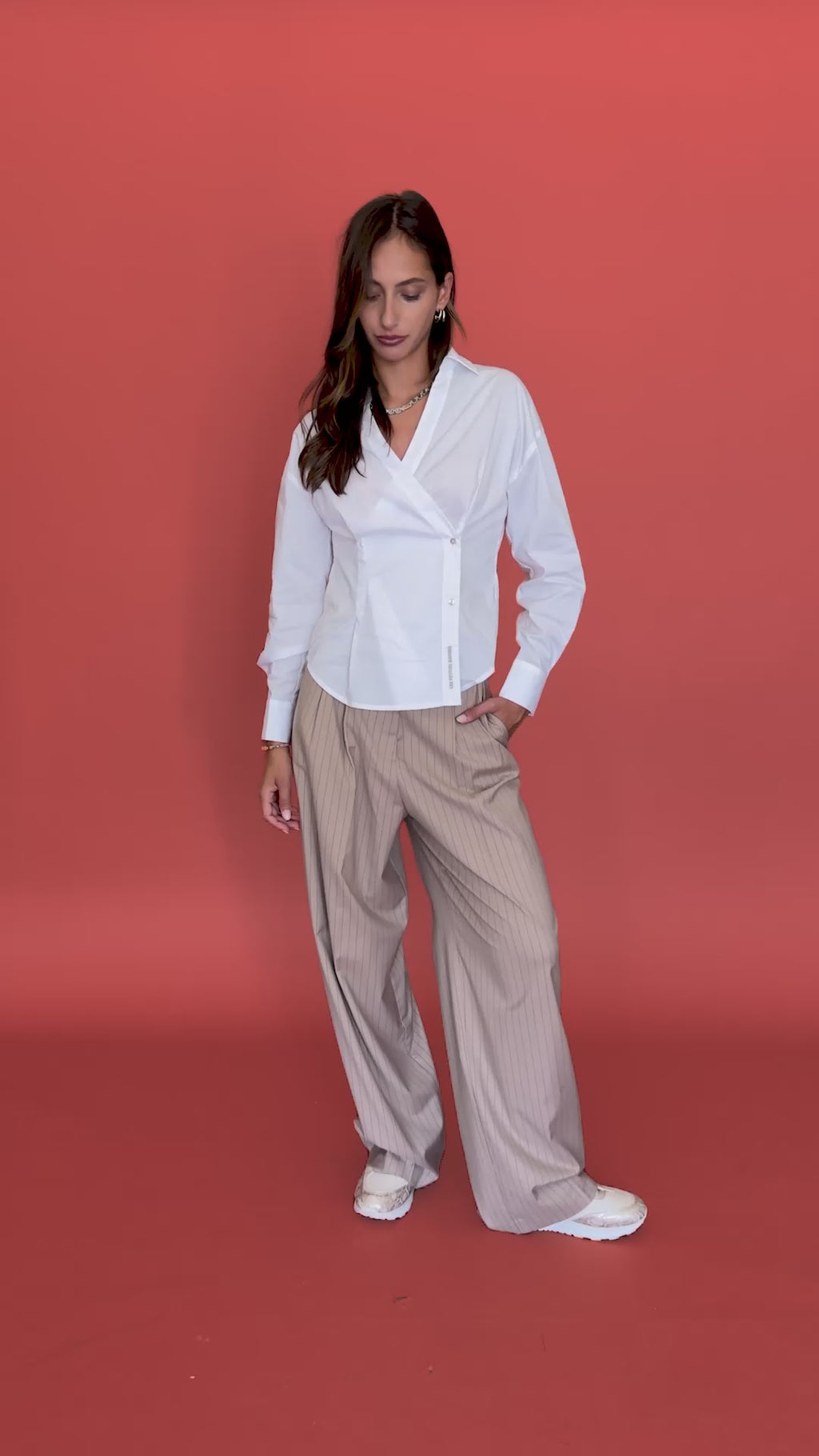 Chemise Pasqua blanc et pantalon Jennefer brun rayures